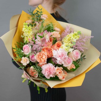 Авторский букет "Пора цветения" с пионовидными розами 
