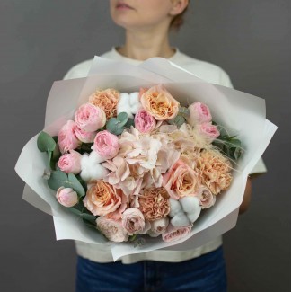 Авторский букет "Мягкость хлопка" с розами и гортензией