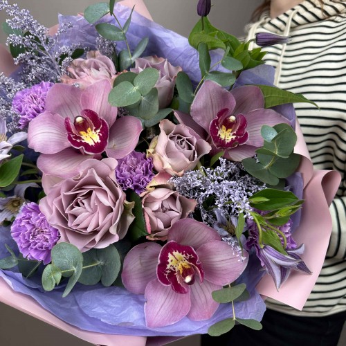 Авторский букет "Сиреневый сад" с орхидеями 
