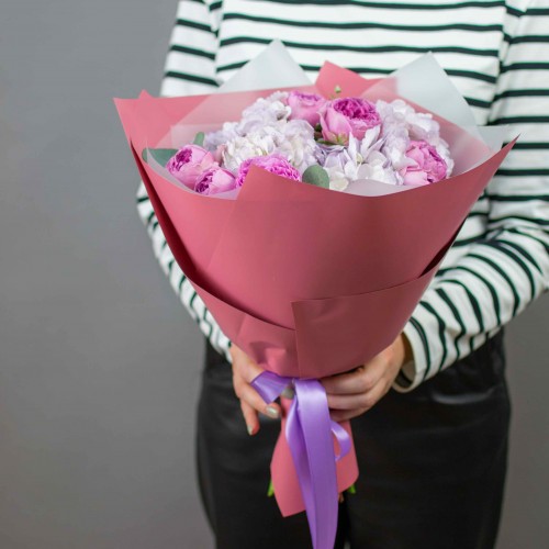 Букет из фиолетовой гортензии и пионовидных роз Мисти Баблз