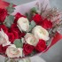 Букет из ранункулюсов и красных роз