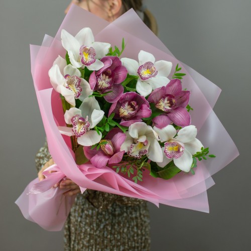 Букет из розовых и белых орхидей 