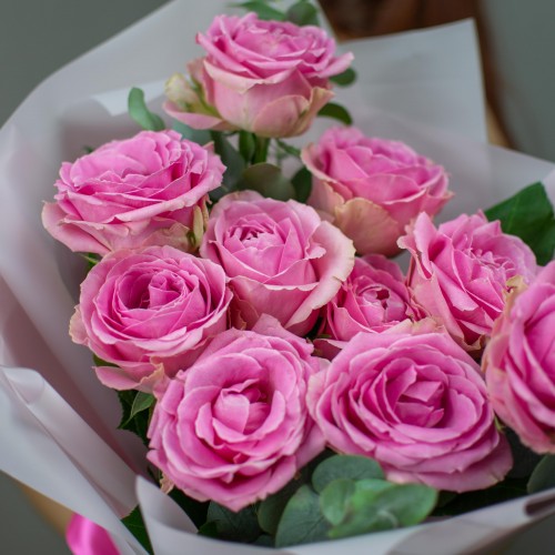 Букет из розовых роз и эвкалипта, 11 шт