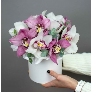 Коробка с розовыми орхидеями