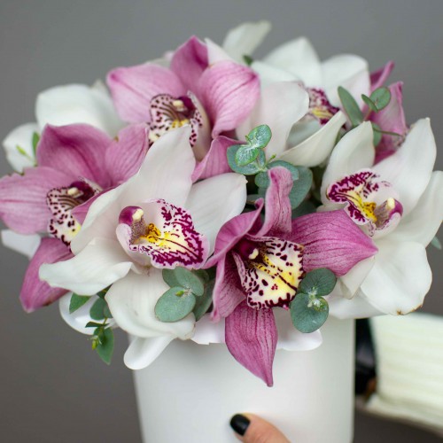 Коробка с розовыми орхидеями