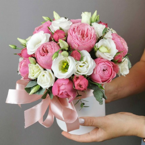 Коробка №23 с пионовидными розами Сильва Пинк и белой эустомой