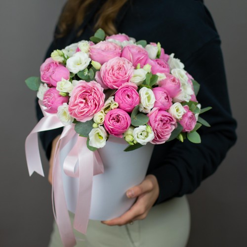 Коробка №24 с пионовидными розами Сильва Пинк и белой эустомой
